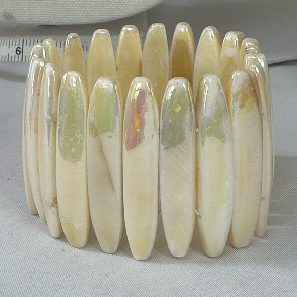 Mother of Pearl stretch bracelet - Picture 1 of 10